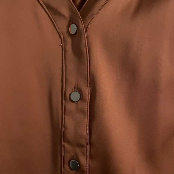 White House Black Market Coral Long Sleeve Cuff Satin Shirt in Size 8 - Picture 5 of 7